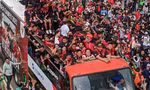 Biển người đổ ra đường chào đón U22 Indonesia như Argentina vô địch World Cup