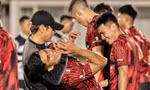 HLV Shin Tae-yong véo tai, kẹp cổ tiền đạo Indonesia