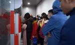  Cây ATM báo lỗi khi công nhân rồng rắn xếp hàng rút tiền ngày cuối năm