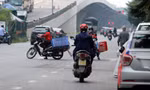 Xe máy nườm nượp đi ngược chiều 'né' chốt kiểm soát khu vực ra vào 'vùng đỏ' của Hà Nội