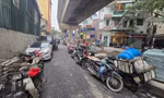 Đường vừa mở rộng để giảm ùn tắc đã bị người dân lấn chiếm 