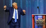 Ông Trump nhảy điệu đặc trưng trong lễ trao giải tối 5/12. (Ảnh: AP)