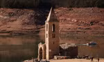 Tháp nhà thờ nổi lên giữa lòng hồ ở làng San Roman de Sau, thuộc vùng Catalonia, Tây Ban Nha. (Ảnh: Reuters)