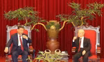 Tổng Bí thư Nguyễn Phú Trọng mời Tổng Bí thư, Chủ tịch nước Trung Quốc Tập Cận Bình trà đặc biệt