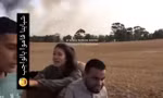 Ảnh chụp màn hình một video trên mạng xã hội ngày 7/10 cho thấy cô gái Israel Noa Argamani bị các tay súng Palestine bắt làm con tin tại địa điểm chưa xác định được. (Ảnh: Reuters)