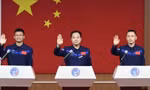 Ba phi hành gia Jing Haipeng, Zhu Yangzhu và Gui Haichao dự cuộc họp báo trước khi thực hiện sứ mệnh không gian. (Ảnh: China Daily)
