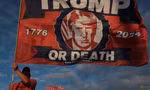 Một người giương cờ ủng hộ ông Trump