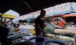 Một quầy bán hải sản ở Thượng Hải ngày 25/8. (Ảnh: Reuters)