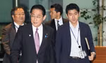 Thủ tướng Nhật Bản Fumio Kishida và con trai Shotaro Kishida (phải). (Ảnh: Kyodo)