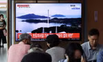 Màn hình TV tại một nhà ga ở Seoul, Hàn Quốc, đăng tin về vụ phóng tên lửa của Triều Tiên ngày 24/8/2023. (Ảnh: Reuters)