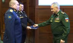 Bộ trưởng Quốc phòng Nga Sergei Shoigu (phải) trong lễ trao tặng. (Ảnh: Tass) 
