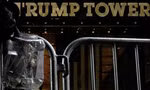 Hàng rào kim loại đã được dựng bên ngoài Tháp Trump. (Ảnh: Reuters)