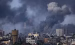 Khói đặc bay lên ở Dải Gaza sau đợt ném bom của Israel ngày 11/10. (Ảnh: AP)