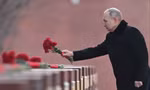 Tổng thống Nga Vladimir Putin đặt hoa tưởng niệm những người anh hùng trong cuộc chiến chống phát xít Đức