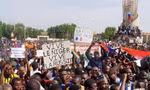 Người biểu tình tụ tập ở thủ đô Niamey, Niger, giương các khẩu hiệu ủng hộ Nga và phản đối Pháp ngày 30/7. (Ảnh: Reuters)