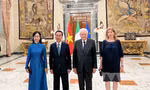 Chủ tịch nước Võ Văn Thưởng cùng Phu nhân và Tổng thống Italia Sergio Mattarella cùng con gái chụp ảnh chung. (Ảnh: Việt Dũng)