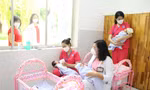 Những thiên thần vừa chào đời đã vắng bóng người thân vì đại dịch