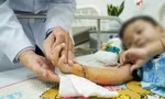 Đi bộ trên đường, bé 5 tuổi bị xe máy gây tai nạn đứt lìa bàn tay