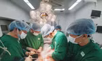 Cứu sống người đàn ông bị đâm thủng tim, ruột lòi ra ngoài