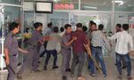 Người nhà bệnh nhân hành hung bóp cổ bác sĩ