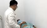 Cắt bao quy đầu tại nhà, nam thanh niên suýt mất 'của quý'