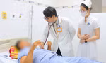 Người đàn ông nguy kịch vì tự điều trị khi bị rắn độc cắn