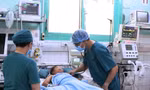 Bé gái suýt mất mạng vì 'chơi đùa' với cửa cuốn