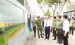 Lãnh đạo TPHCM cùng cán bộ, chiến sĩ đón chào công trình bích họa mới ở trung tâm thành phố