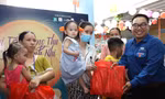 Đón nhận quà của báo Tiền Phong, bệnh nhi mong 'sớm khỏi bệnh để về nhà khoe quà với các bạn'