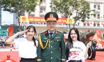 Chàng sĩ quan tình cờ thành 'mẫu ảnh' ở trận địa pháo lễ kỷ niệm 30/4