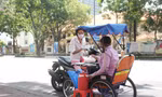Đôi bạn miệt mài tặng cơm, tiếp quà cho người khó khăn những ngày giãn cách