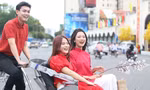 Bạn trẻ TPHCM diện áo dài rực rỡ chụp ảnh trước chợ Bến Thành