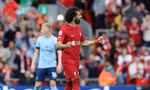 Thắng tối thiểu trước Brentford, Liverpool áp sát MU