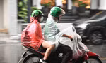 Miền Bắc mưa dông, miền Trung nắng nóng gay gắt