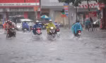 Miền Trung hứng chịu mưa lớn trái mùa hiếm gặp
