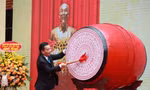 Chủ tịch UBND TP Hà Nội cũng đã đánh trống khai trường năm học 2021-2022. (ảnh: Mạnh Thắng)