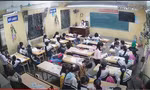 Hình ảnh được cho là học sinh đang làm việc riêng trong giờ cô Tuất đứng lớp. 