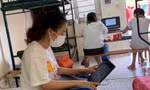 Học sinh Bắc Giang học trực tuyến trong khu cách ly. 