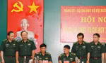 Đại tá Lê Hồng Vương và đại tá Lê Văn Vỹ ký biên bản bàn giao chức vụ.