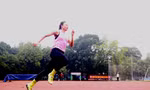 Điền kinh Việt Nam tập luyện dưới mưa, nỗ lực vượt khó ở SEA Games 32