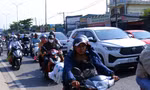 Cuối kỳ nghỉ, dòng người đông đúc đổ về TPHCM giữa nắng nóng hơn 36 độ C