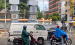 TPHCM mưa bất ngờ, người đi đường không kịp trở tay