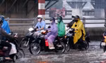 TPHCM đón triều cường kết hợp mưa trái mùa 