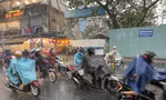 Mưa lớn đầu mùa giải nhiệt ở TPHCM
