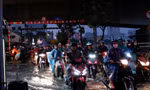 TPHCM khắp nơi kẹt xe, đường ngập sau cơn mưa trái mùa kết hợp triều cường rằm tháng Chạp 