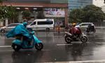 Mây đen bao phủ, TPHCM mưa lớn trái mùa