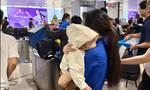 'Áo xanh' tình nguyện trông giữ trẻ, xuyên đêm hỗ trợ hành khách tại sân bay Tân Sơn Nhất ngày 27 Tết 