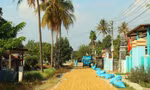 Con đường vào buôn chạy dọc ra cánh đồng lúa