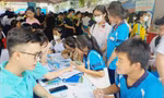 Thí sinh nộp hồ sơ xét tuyển sớm vào trường đại học trong ngày hội tham quan trường. Ảnh: Nguyễn Dũng