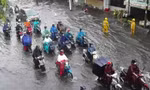 Mưa sầm sập giờ tan tầm, nhiều tuyến đường TPHCM chìm trong nước 